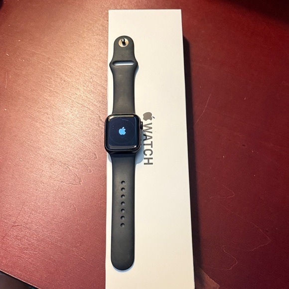 Apple SE (second generation) Smartwatch - Black - Picture 1 of 2